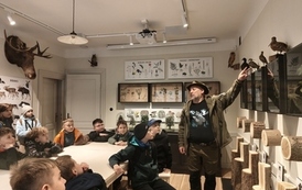 Uczniowie zwiedzają Muzeum Puszczy Kampinoskiej