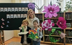Pani nauczycielka dumna i szczesliwa odbiera wraz ze swoimi uczniami