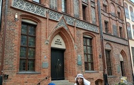 Przewodnik z Torunia pokazuje Dom Mikoła Kopernika dzieciom