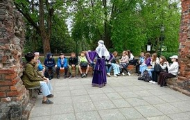 Uczniowie siedzą i odpoczywają w Toruniu.