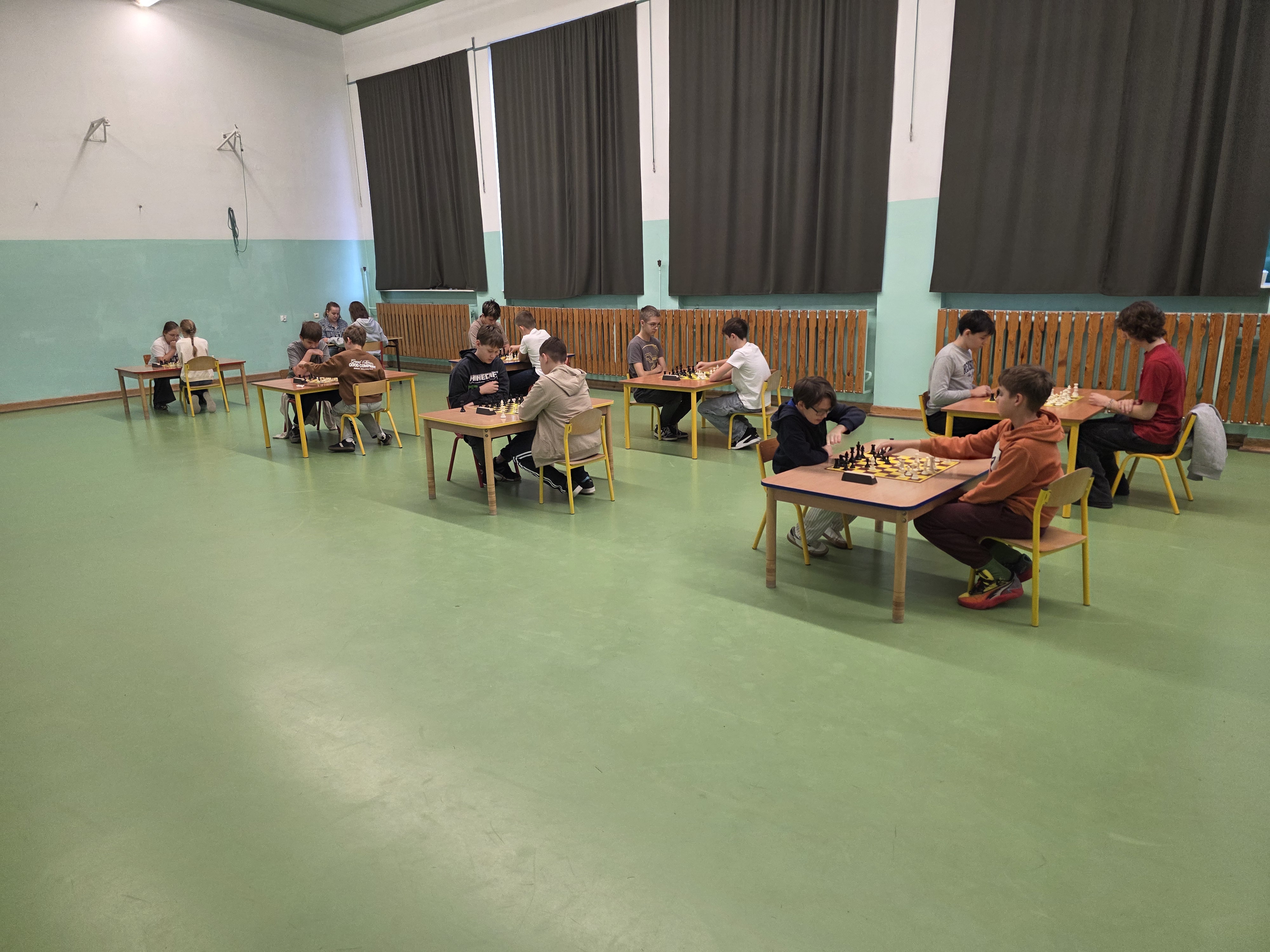 Uczniowie grający w&nbsp;szachy podczas Powiatoweg Turnieju Szachowego
