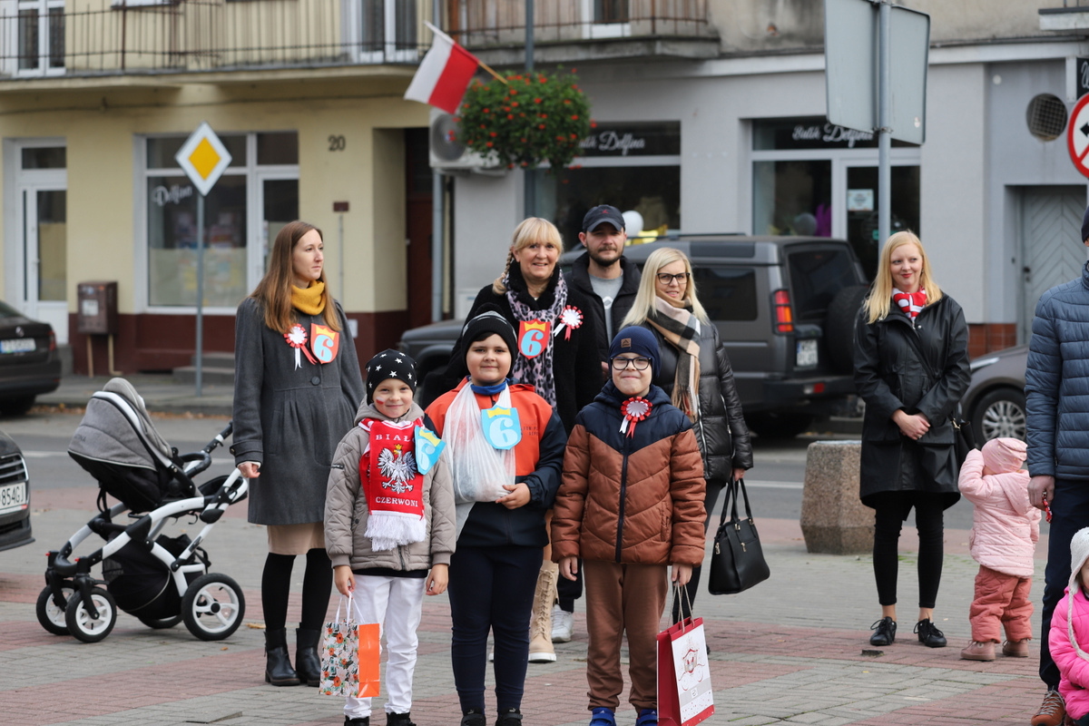 Uczniowie i&nbsp;rodzice podczas obchod&oacute;w Święta Niepodległości