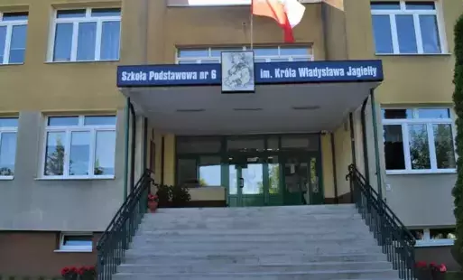 WEjście główne do szkoły.