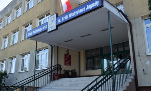 Zdjęcie głównego wejścia do szkoły