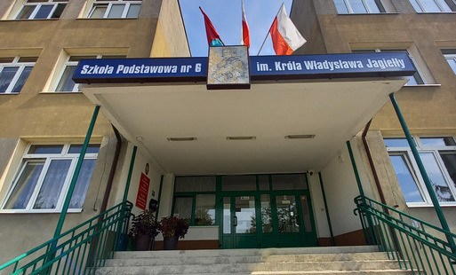 Widok wejąsia ia do szkoły\