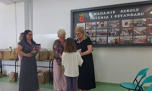 Pani Dyrektor Jadwiga Sikorska wręcza nagrody laureatom. 