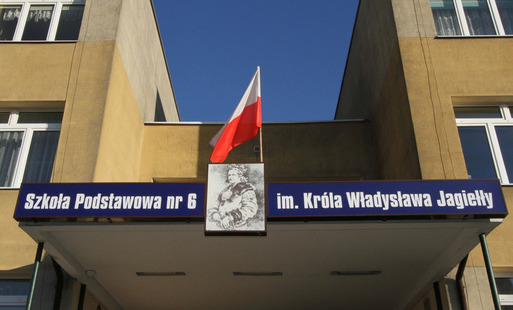 Zdjęcie wejścia do szkoły