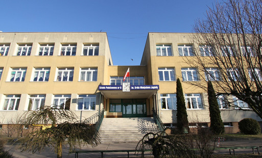 Widok na budynek szkoły