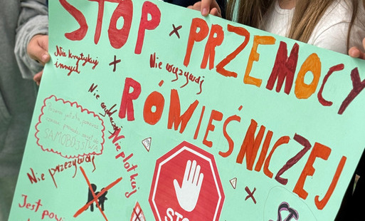 Plakat wykonany przez uczennice klasy 4c po zajęciach dotyczącej przemocy rówieśniczej. 